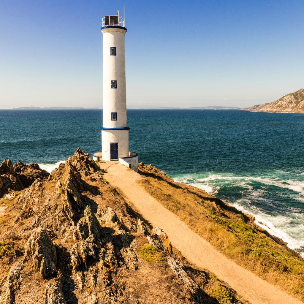 Faro de Cabo Home en Galicia sobre acantilado rocoso frente al Atlántico, símbolo de origen y descanso de Dorminoite