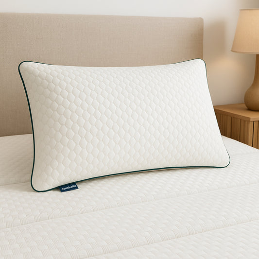 Almohada Visco Green de Dorminoite colocada sobre colchón y cama tapizada en dormitorio moderno